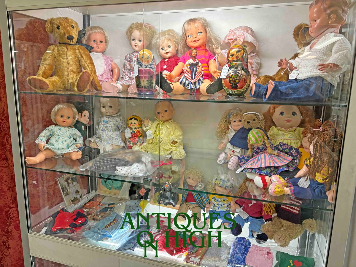 Making their way to our Sidmouth store soon the dolls are on a march! antiquesonhigh.co.uk #englandslargestawardwinningantiquescentres #harrogateantiquescentre #bownessonwindermereantiquescentre #oxfordantiquescentre #sidmouthantiquescompany #tauntonantiquescentre