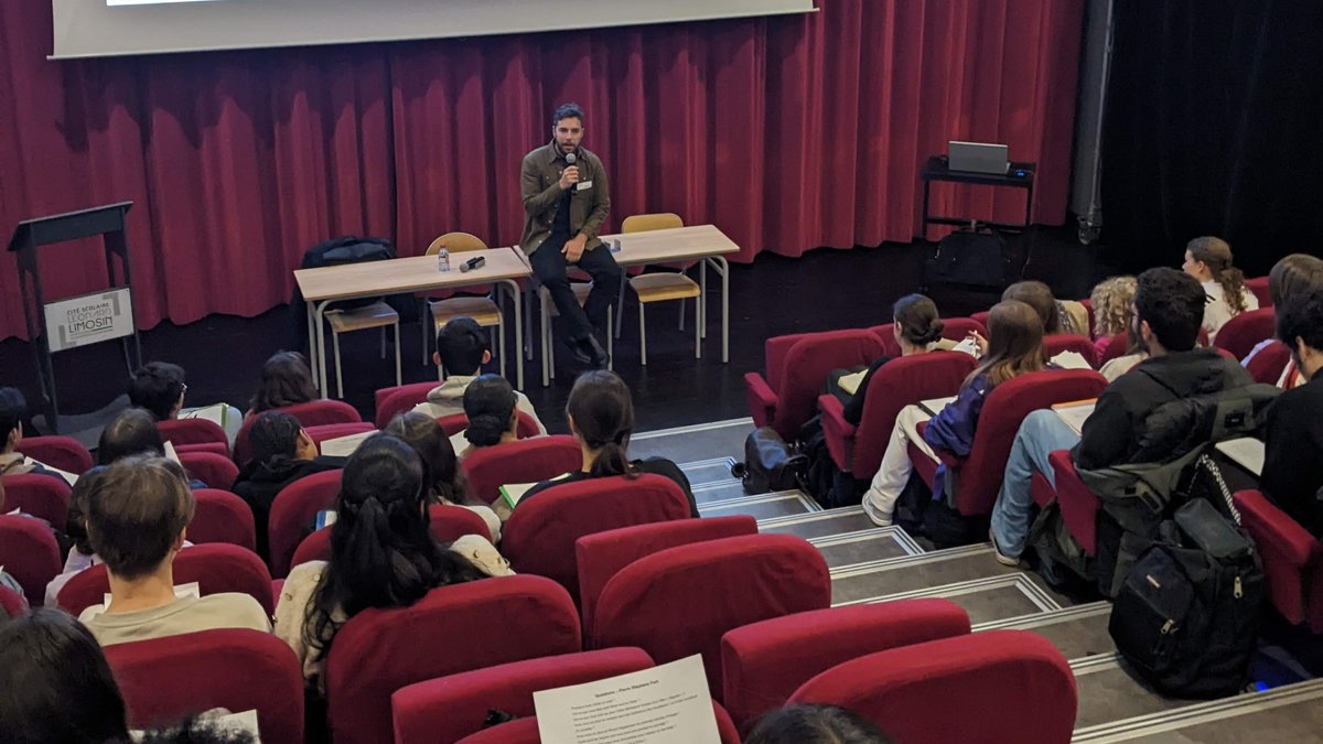 👏'Prix Albert Londres en lycée':➕de 300 lycéens de @aclimoges ont rencontré le journaliste d'investigation @PSFort 🗣️Parcours pro, métier de journaliste, coulisses du tournage du doc 'Qatar 2022: un scandale français ?' @Cdenquete Organisation:@Anais_scandi @albert_londres