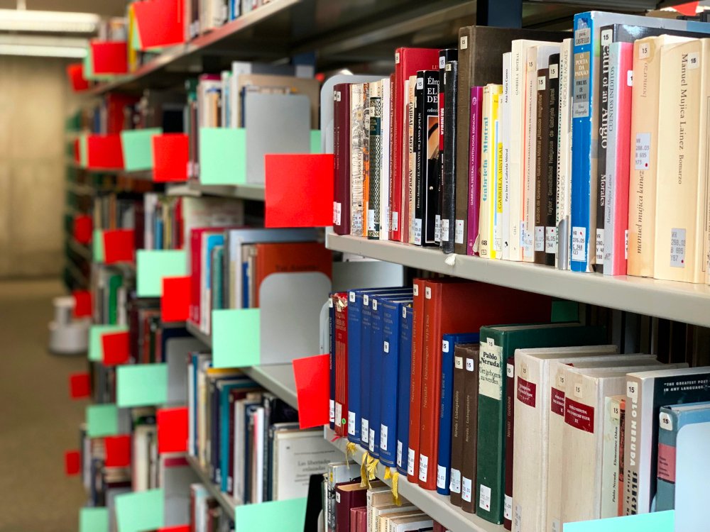Ab dem 8. April werden die Bestände der Fachbibliothek LiLi ins Interimsgebäude (IUB) verlagert. 📦📚 Eröffnung am 13. Mai geplant. Einige wichtige Vorbereitungen bereits im Gange, um einen reibungslosen Ablauf sicherzustellen. Details im Blog: blog.ub.uni-bielefeld.de/?p=13083