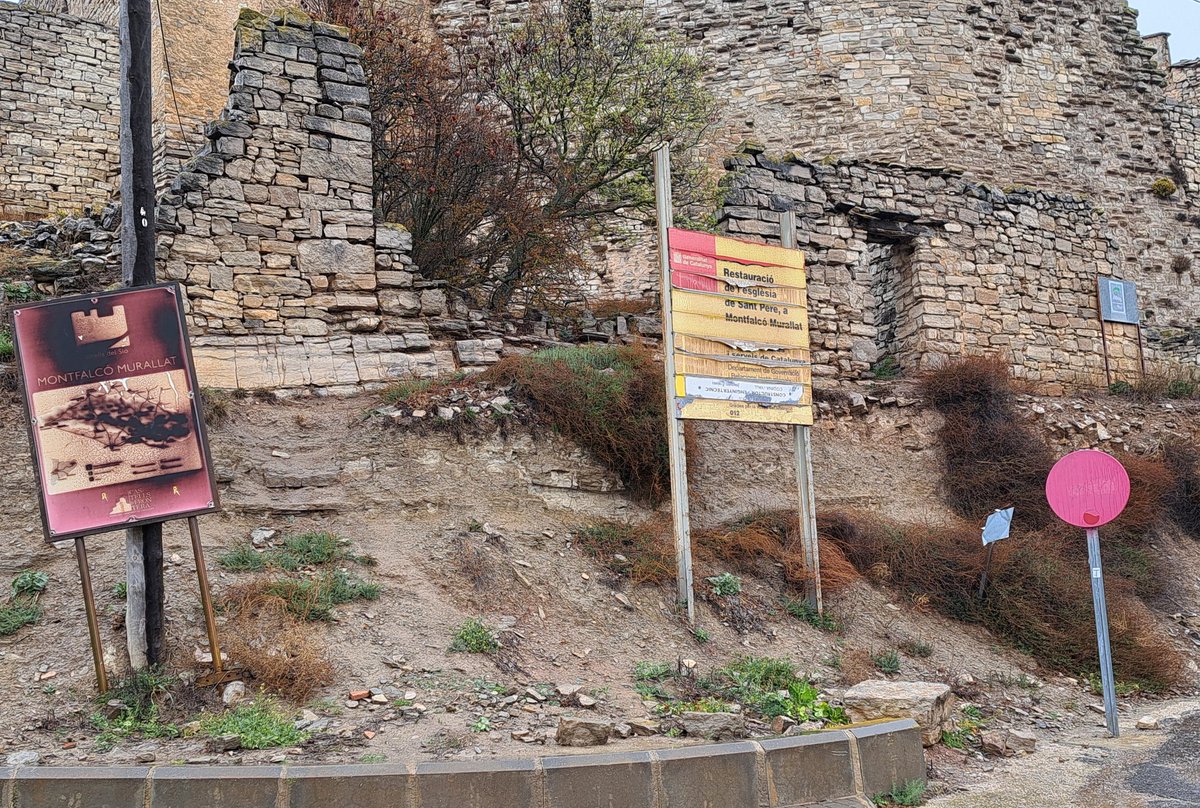 AntoniFerran's tweet photo. Com es possible tenir un museu dels horrors en llocs d'interès cultural i patrimonial? Ningú se'n adona? Per desgràcia es força habitual això a masses llocs. Al marge de la cartelleria diversa la #Vila #Closa de #Montfalcó #Murallat es un lloc, de gran interès que cal conèixer. https://t.co/DWLwmeMPSC