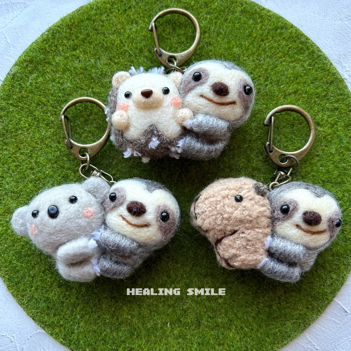 kaho_handmade's tweet photo. デザフェス用作品♪
ナマケモノ🦥大好きシリーズ✨
ハリネズミ🦔カピバラ☺︎コアラ🐨
キーホルダー✨

#ハンドメイド　#handmade #羊毛フェルト　#needlefelting  #ナマケモノ　#sloth #ハリネズミ
#カピバラ　#コアラ　#デザフェス https://t.co/Ky2uHZpLqS