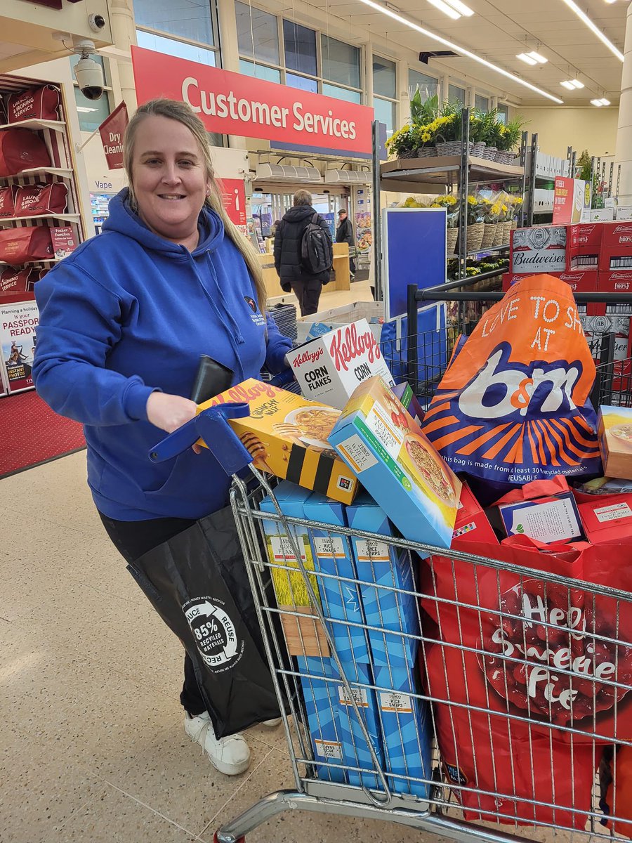 Huge thank you to Wendy Howarth and Tesco shoppers for our collection this week. Also thanks to our volunteer Nikki for collecting for us 😊😊👏👏👏👏👏👏 @wlhowarth @Tesco