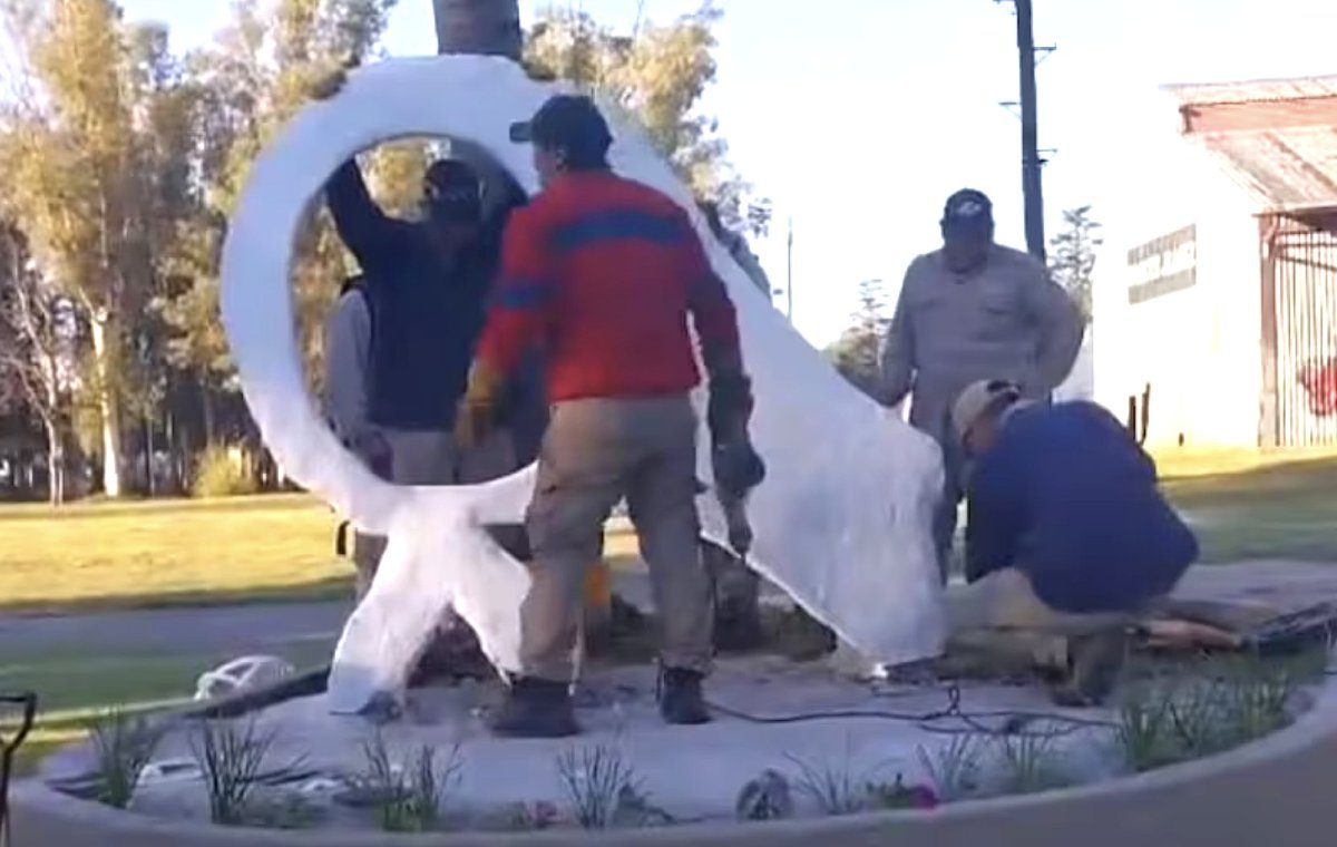 Non si fermano più. L'ordine è cancellare i simboli e la memoria delle violazioni di diritti umani dell'ultima dittatura. In provincia di Córdoba, #Argentina, sindaco pro-#Milei fa abbattere il monumento alle Madri di Plaza de Mayo.