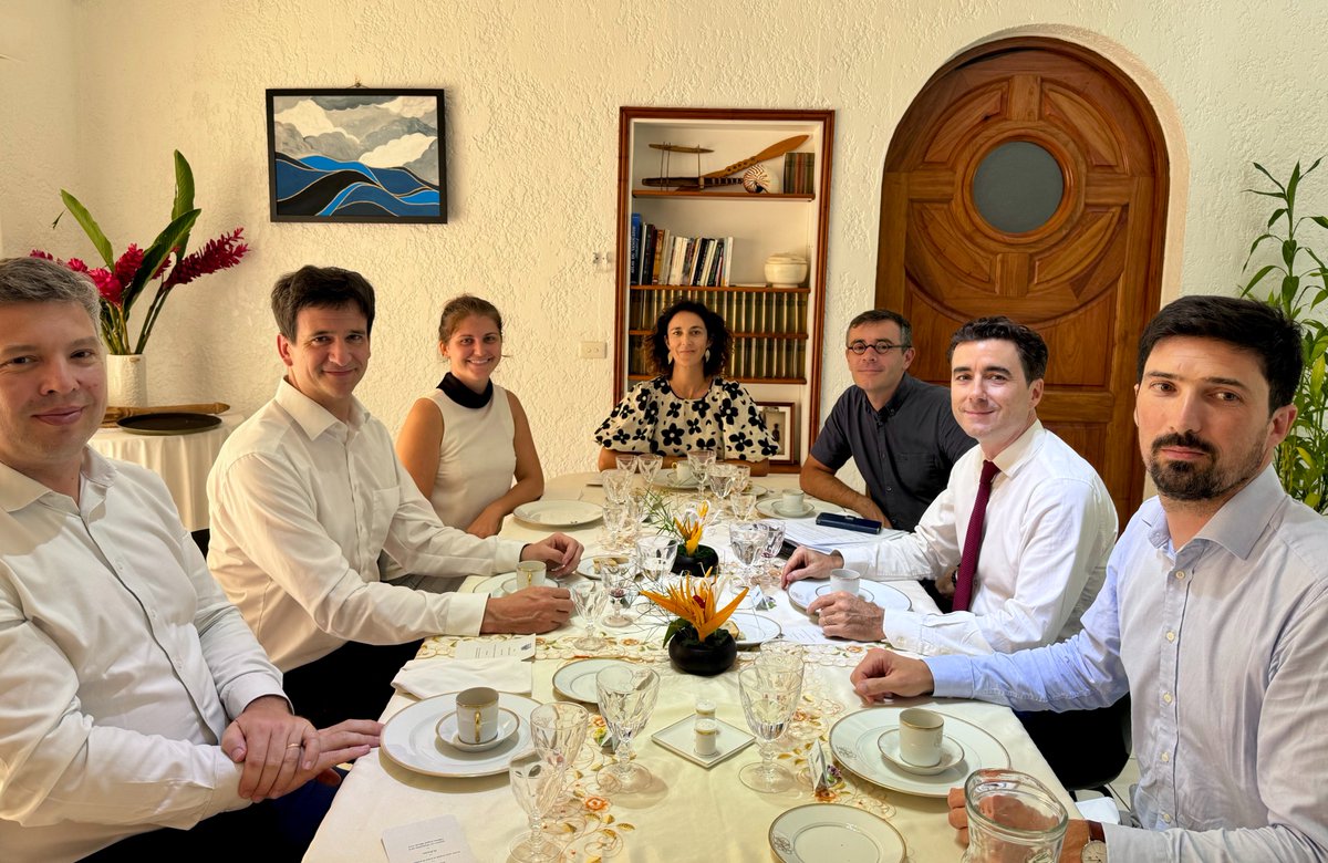 🇫🇷🇻🇺 A pleasure to welcome the @FVolontaires delegation to Port-Vila, led by General Director @DelaunayYannFV, with Network and Programs Director @cosse_thomas and New Caledonia Branch Manager Marjorie Botella. Lunch briefing at the start of the mission.