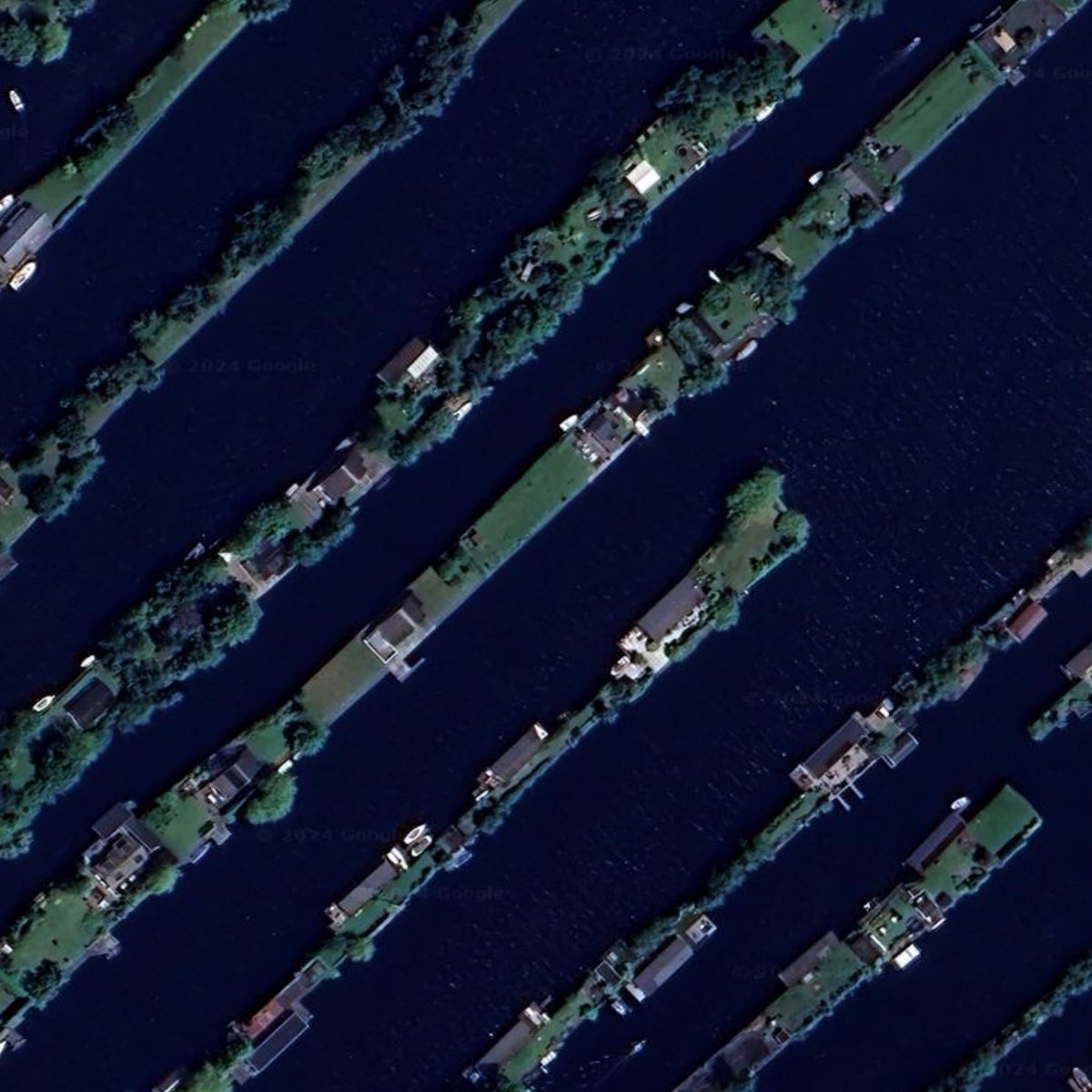 Can't quite believe that I've never come across this extraordinary landscape south of Amsterdam before—apparently the product of peat extraction, which was used to heat the grand houses of the city. Now inhabited by holiday homes largely accessible only by boat.