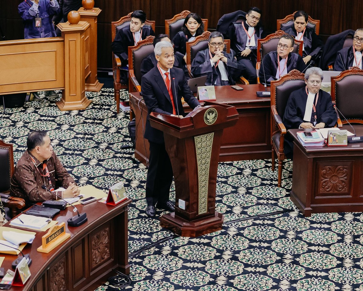 Menjaga kewarasan di Mahkamah Konstitusi