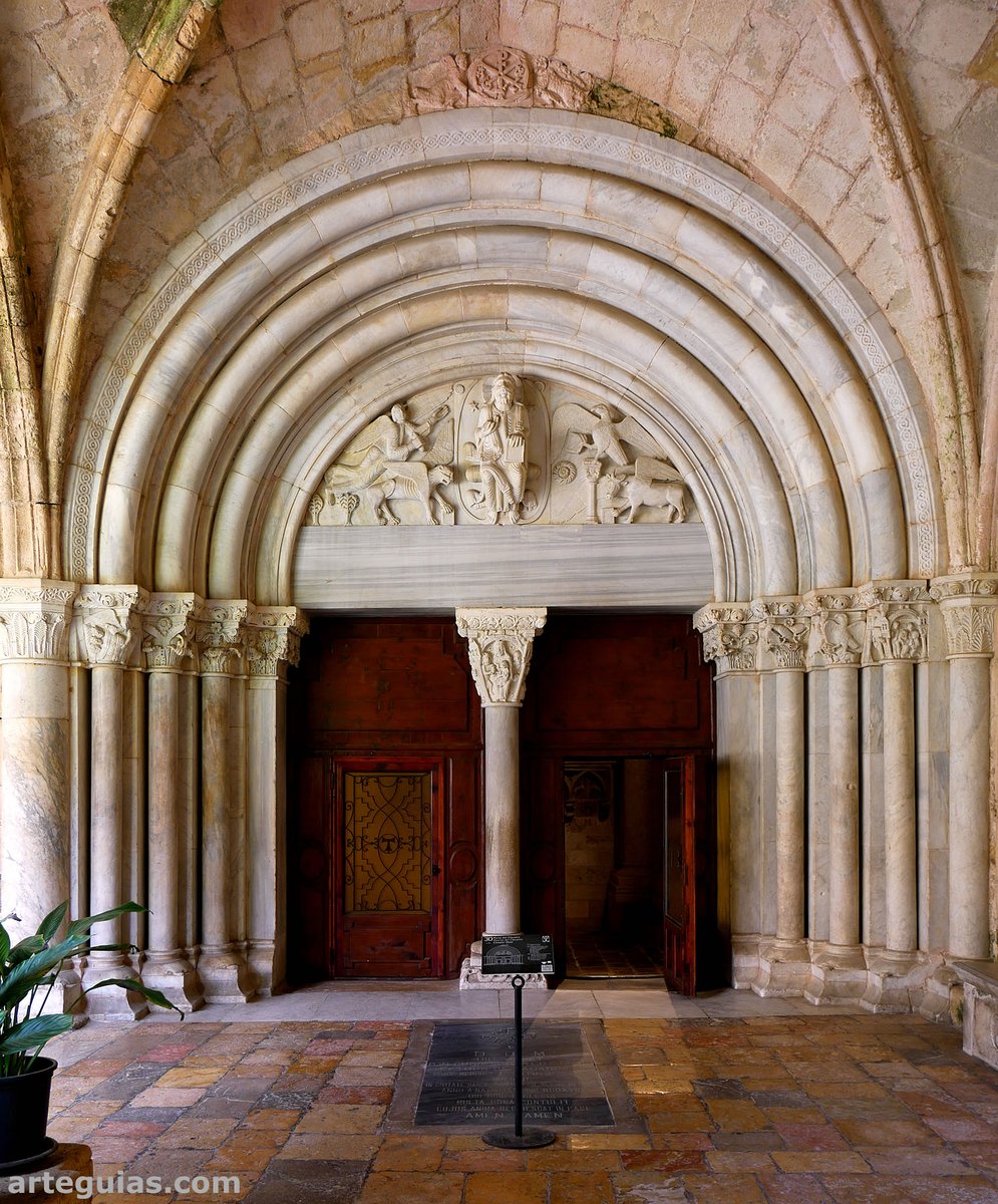 La catedral de #Tarragona no es muy conocida entre los amantes de lo medieval. Sin embargo, es de una enorme calidad. La puerta románica del claustro es de mármol y tiene capiteles y tímpano esculpidos arteguias.com/catedral/tarra… #catedral #romanico #arte #viajes #cultura #turismo