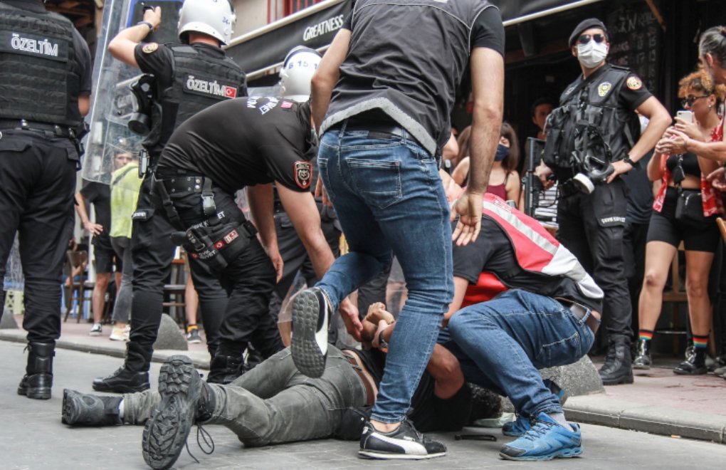 Bülent Kılıç @Kilicbil yıllarda gerçeği fotoğrafladığı için polis tarafından engellendi, tartaklandı, gözaltına alındı. Bunlar olurken @AFPphoto @afpfr çalışanıydı. Şimdi sigorta-fazla mesai dediği için işten çıkarılması rezalettir. AFP bunu Fransa'da yapabilir mi?