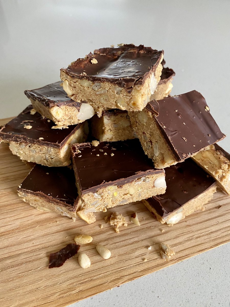 Last minute protein bars for my son, chunked in whatever was in the cupboard. So pleased the pine nuts made it creamy and light. Feeling really chaffed!
.
#proteinbars
#proteinpacked
#ProteinPower
#nuts
#nutrition
#recipeideas
#recipedeveloper
#suffolk
#lilianhiw