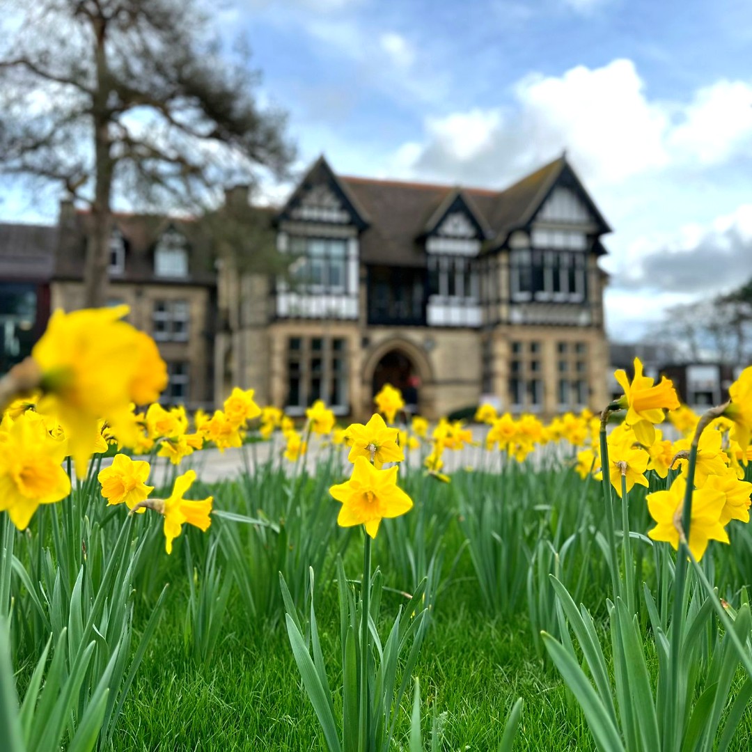 Today is already the last day of Term 2! Some University services and opening hours will change due to the Easter break, incl. @UoLDWL, @LeicesterUnion, @your_lsp outlets, and @UOL_Sport and facilities. For more info and support, visit le.ac.uk/about/opening-… 🐣