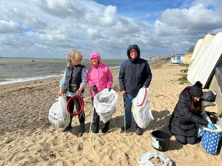 River_Care's tweet image. It was windy, very windy 💨 but the beach cleans continue in support of #GreatBritishSpringClean 
From Southend to Clacton, Walton and Frinton, Essex beach carers have been busy giving Essex beaches a spring clean and we thank you all 👏👏👏