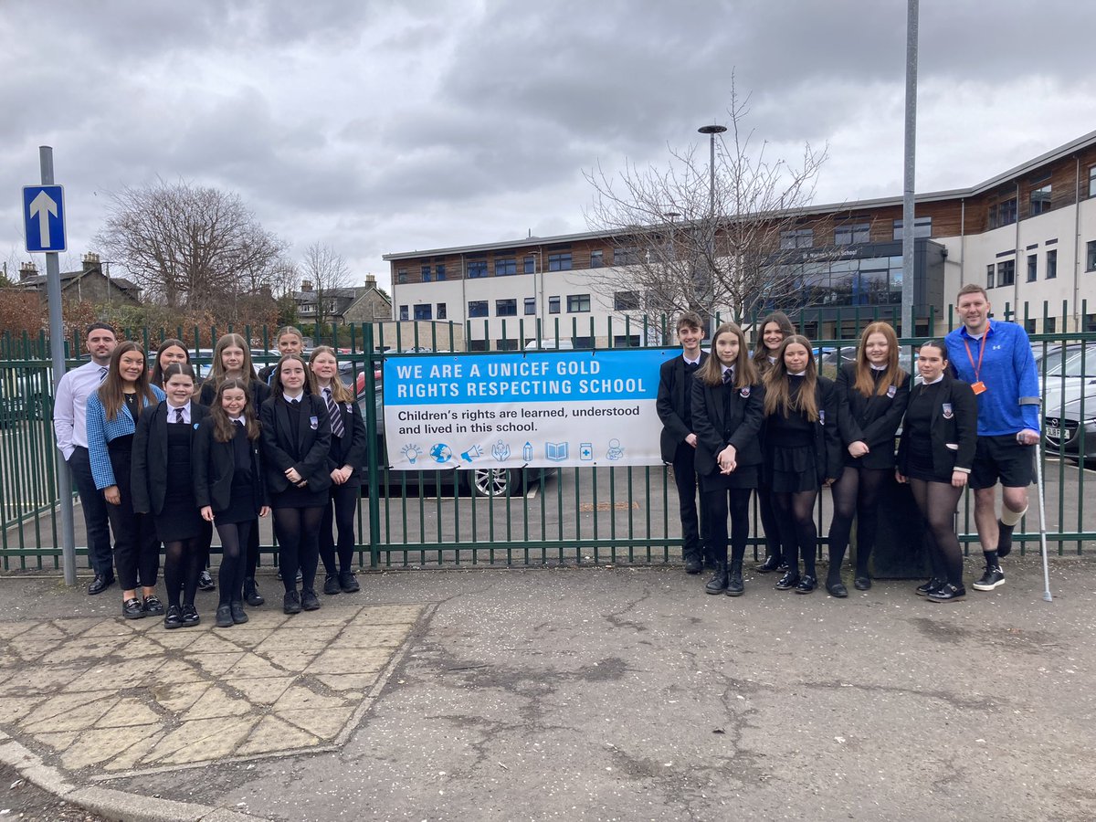 That is our GOLD @UNICEF_uk RRS banner now in pride of place at our school gates! @stninianshs 👏