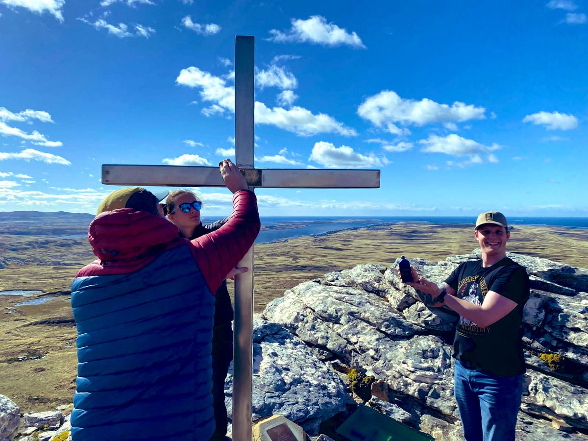 Anyone for some Mountaineering? ⛰️ LH(Police) Toman and LH(Police) Solly joined members of JSPSU BFSAI on East Falkland Island for some adventurous training along with memorial preservation 👏 The weather even looked good, result! ☀️ #FalklandIslands #adventuroustraining