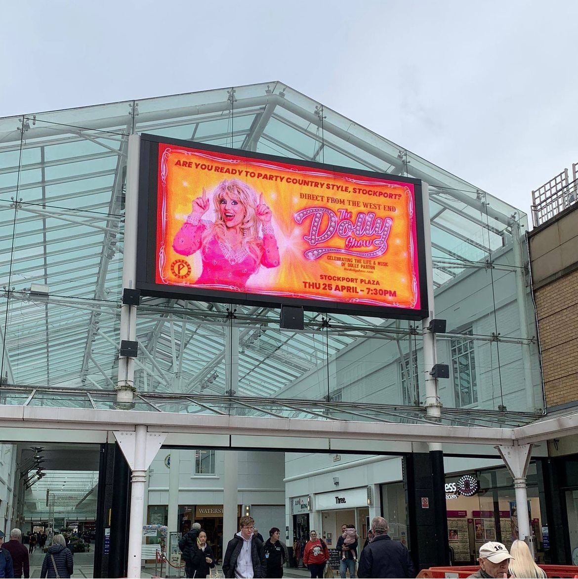 #Stockport we booked a billboard for you! @StockportPlaza1 on 25th April! Grab your tickets NOW! #Dollypartonfans #TheDollyShow #Stockportshow
