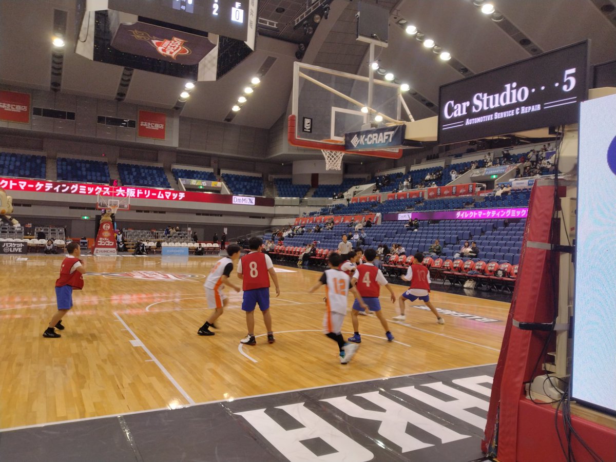 大阪エヴェッサ貝塚市民応援デーで、U12ドリームマッチが開催中！後半戦は貝塚市内小学校の男子チーム対決！
MOUNTAINS(東山小学校)対OCEANS(西小学校)です！どちらも頑張ってください！