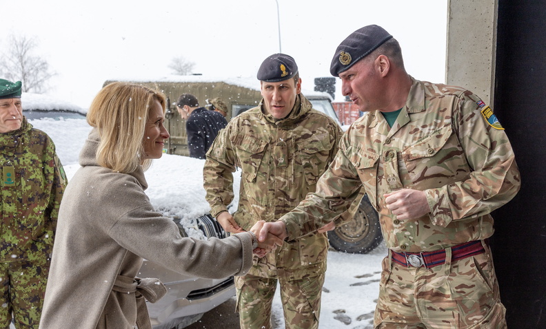 Smiles abound as Prime Minister @kajakallas visited 🇪🇪 @kaitsevagi and our Allies 🇬🇧🇫🇷🇺🇸 based in Tapa, Estonia. As we approach #Estonia's 2⃣0⃣th anniversary of joining @NATO, we are proud to be part of the NATO family protecting allied security. #StongerTogether