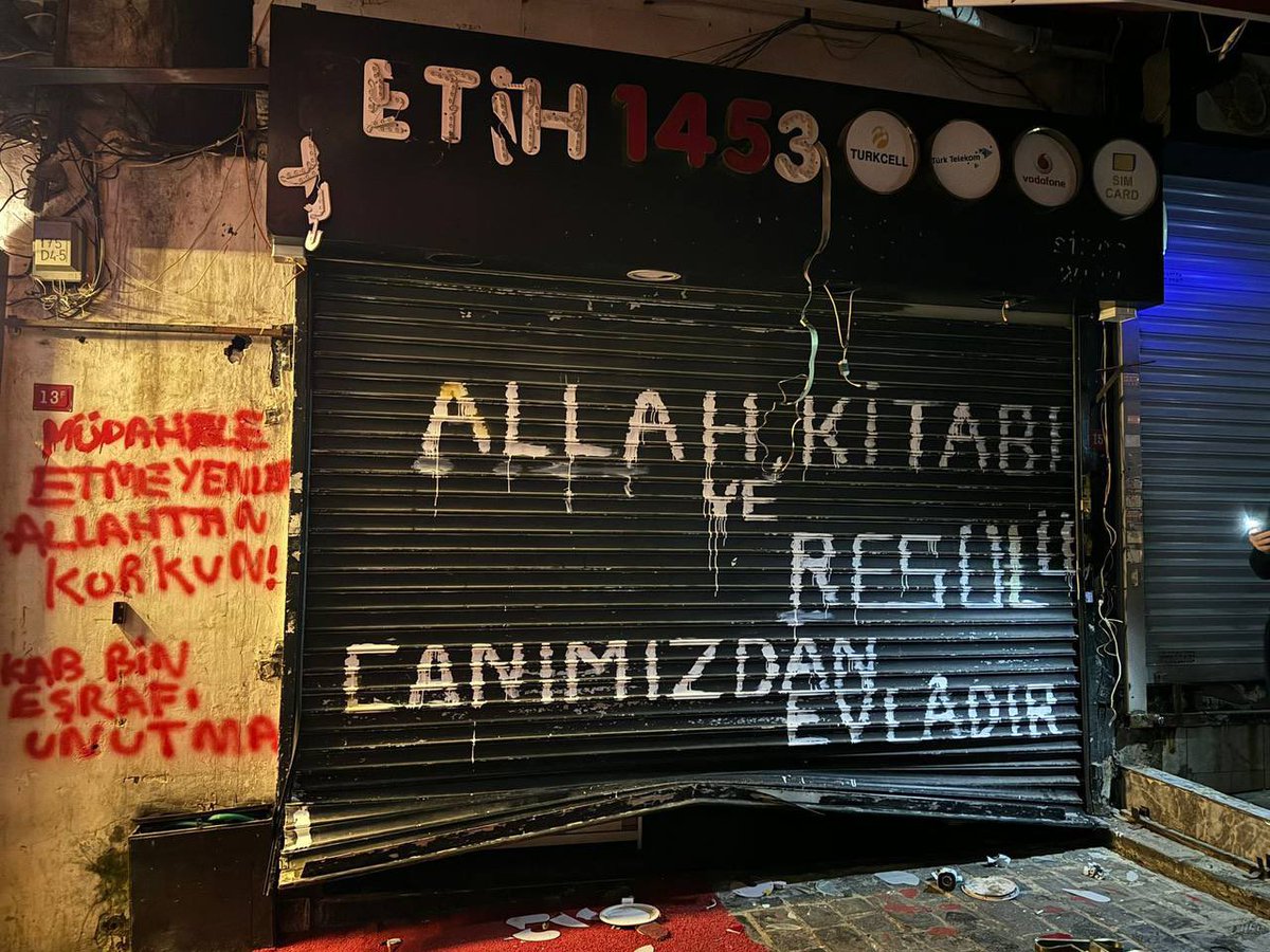 İstanbul Fatih'te Çarşaflı hanımefendiye saldırıp Allah'a küfreden MÜCRİM, İslam şeriatı olsa idi; Fiili saldırı sebebi ile tazir cezası; Allah'a küfrü sebebi ile ise önce nasihat, nasihat almaz ise irtidat edenin hükmünü alırdı, En güzel kanunlar İslam şeriatındadır.