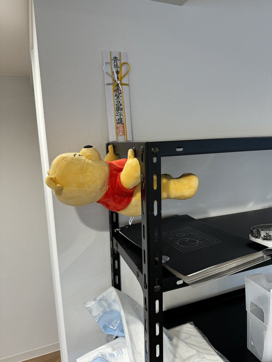 ryogomatsumaru's tweet image. 誰だ会社の棚にプーさんをクリフハンガーさせたやつwww