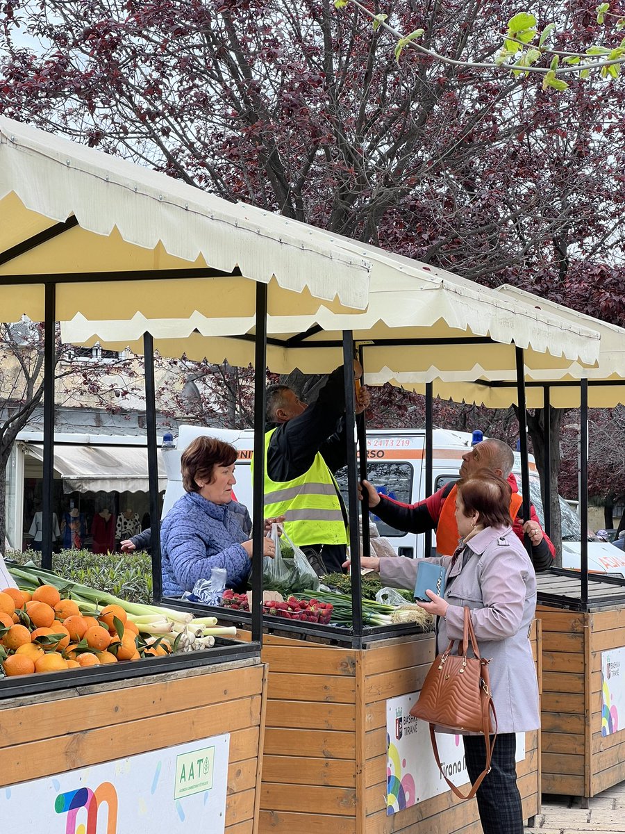 ❇️ Punonjësit e shërbimit të AAT ⚒️🔨 janë gjithmonë të gatshëm për çdo problematikë të konstatuar nga inspektorët e tregut, duke siguruar kështu mbarëvajtjen e punës për tregtarët dhe vizitorët e tregut.

#aat 
#gjithmonënëshërbimintuaj 
#tregjetebashkisë
#bashkiatiranë