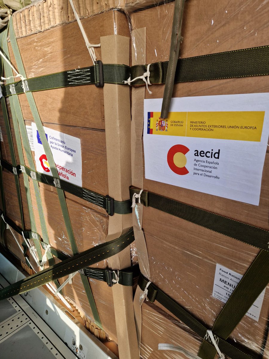 A humanitarian delivery of @CooperacionESP is ongoing to airdrop much needed food and hygiene assitance to those in need in #Gaza using the 🇯🇴 air corridor under #GoJ coordination #Somoscooperacion @eu_echo @EmbEspJordania