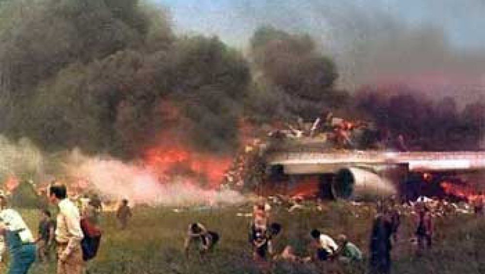 ✈️ Tragedia en Los Rodeos Hoy se cumplen 47 años. El 27 de marzo de 1977, dos jumbos colisionan durante el despegue en el aeropuerto de Los Rodeos (Tenerife). Fallecen 583 personas en el que es hasta ahora el accidente más catastrófico en la historia de la aviación 🧵 HILO ⤵️