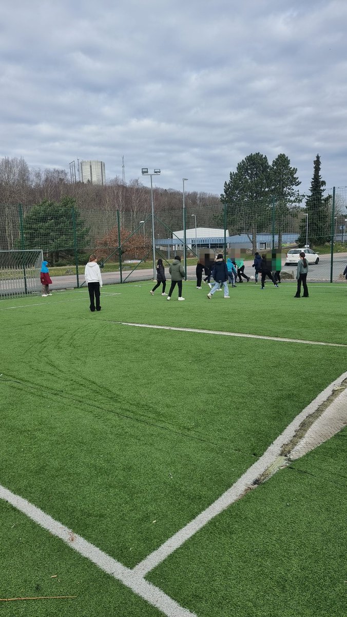 ÄNTLIGEN blev det en fotbollsmatch för 4B på #Gårdstensskolan 
<a href="/JerlhaAnna/">Anna-KristinaJerlhag</a>