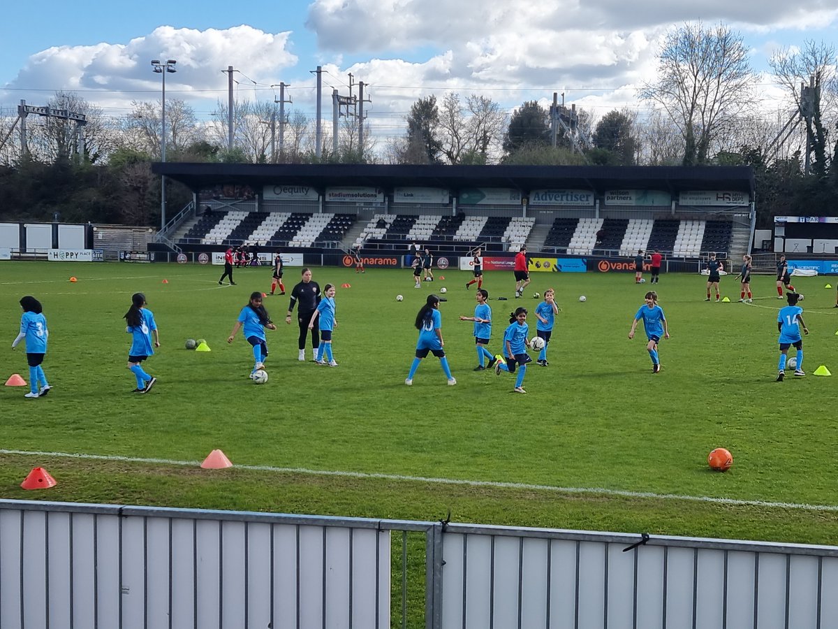 On Sunday, the girls football team were invited to be mascots for
@Maidenhead_WFC
The girls had a great afternoon supporting our local team. Thank you
@Maidenhead_WFC
⚽️