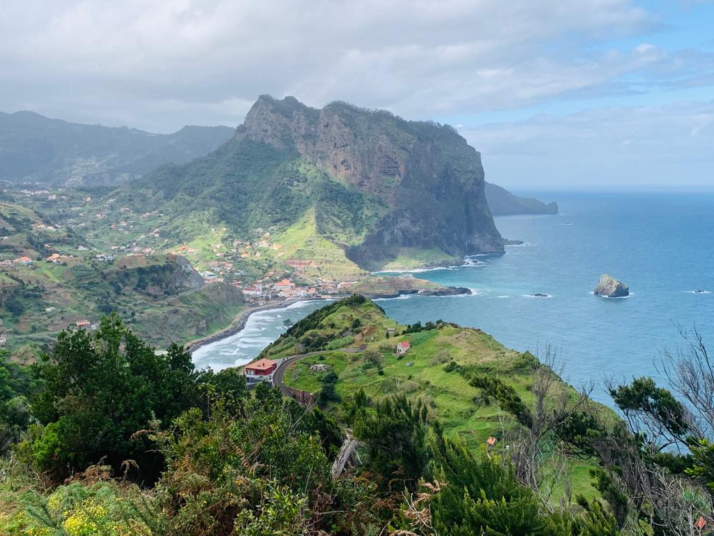 Créer un business en ligne n'est PAS facile.

Quand j'ai commencé, en 2012, je me suis bousillé la santé en bossant 60h+/semaine 😱

C'était hardcore… alors j'ai cherché une approche plus simple.

Maintenant je bosse 4h/jour. Voici comment je m'y suis pris :