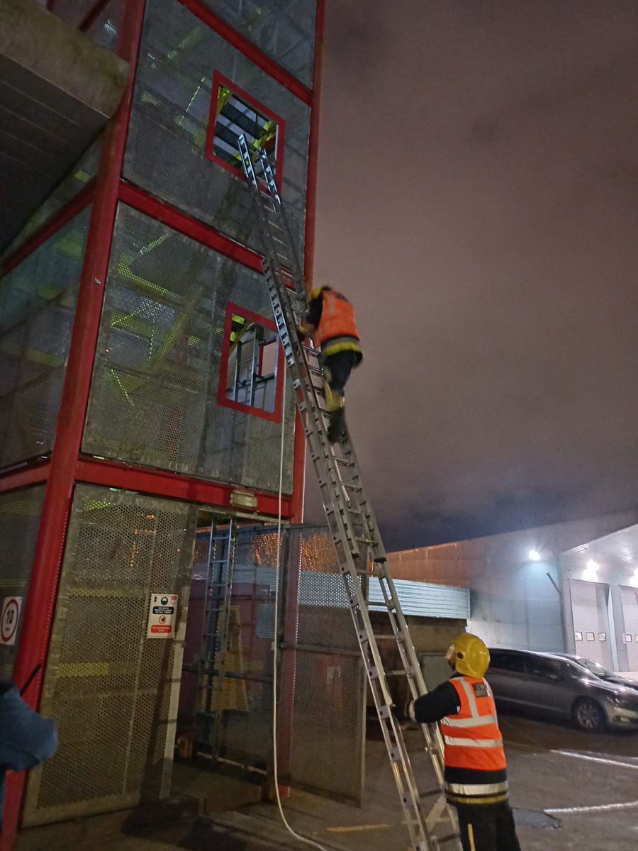 cc_civildefence's tweet photo. Some #Ladders and #Lines training for #Volunteers last night. 
#AFS
#Heights
#Safety
#Skills https://t.co/rUe2AkwW3E