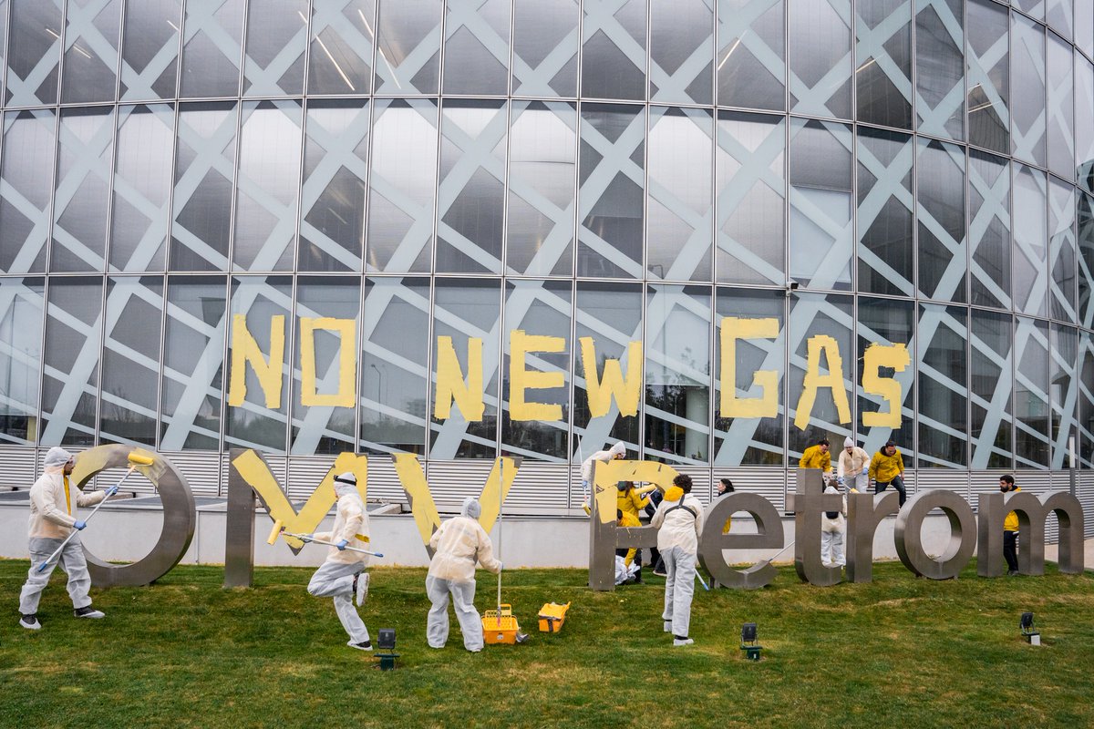 GreenpeaceRO's tweet photo. 📷📷📷BREAKING NEWS! 📷📷📷
Peste 20 de activiști Greenpeace sunt la sediul OMV Petrom pentru a cere ⚠️NO NEW GAS⚠️.
Neptun Deep înseamnă POLUARE ȘI DISTRUGEREA ECOSISTEMULUI MARIN.
Prin acest proiect, OMV Petrom va deveni cel mai mare poluator din România.
#StopNeptunDeep https://t.co/rTNWdYuUyC