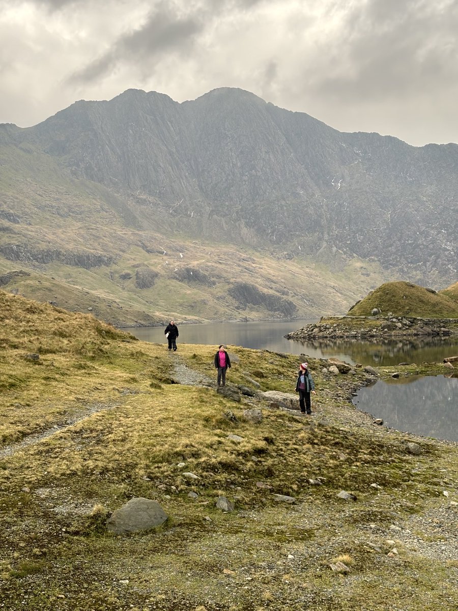The best thing about learning the #geosciences in the field is that it helps put everything in perspective. Students on the ⁦@colgateuniv⁩ Wales Study Group exploring Eryri (Snowdon) yesterday.