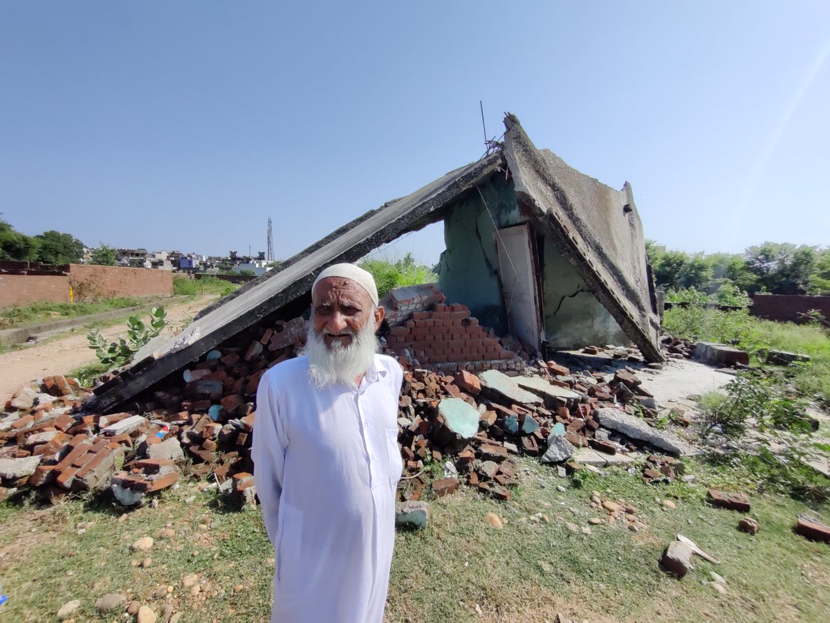 On 11 Jan '22, Jammu Development Authority demolished Saif Ali's home in Paloura, citing encroachment on govt land, in the aftermath of the #RoshniAct repeal. Locals say that politics around the law has left the poor & marginalised in fear of losing land. A thread by…