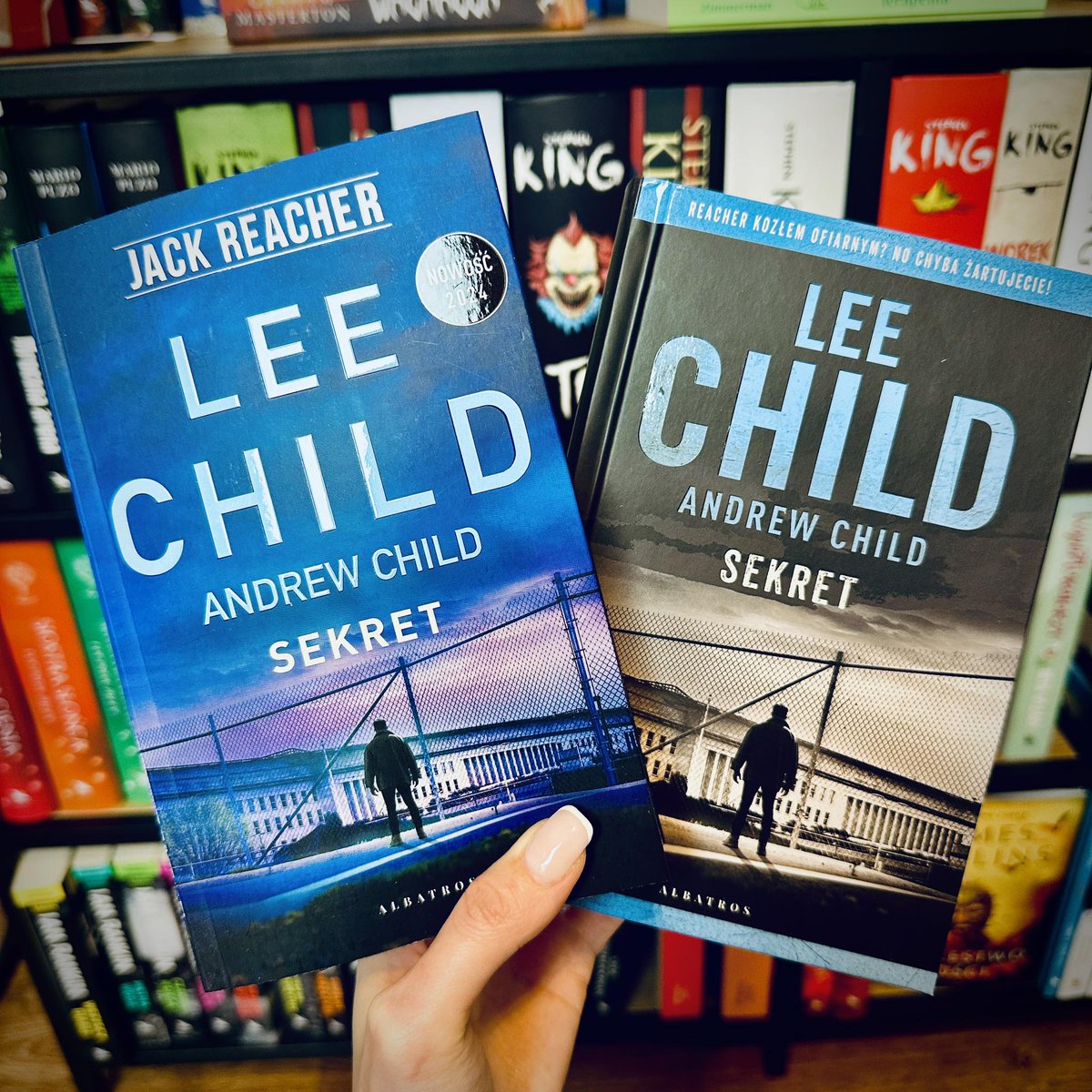 𝐑𝐄𝐀𝐂𝐇𝐄𝐑 𝐈𝐒 𝐁𝐀𝐂𝐊! 
Jak najlepiej zmotywować Reachera do rozwiązania sprawy?
Utrudniając mu prowadzenie śledztwa!
Tylko kto odważy się stanąć mu na drodze? 
Miękka 📷 tiny.pl/csnvw
Twarda 📷 tiny.pl/dq6lg
#jackreacher #reacher