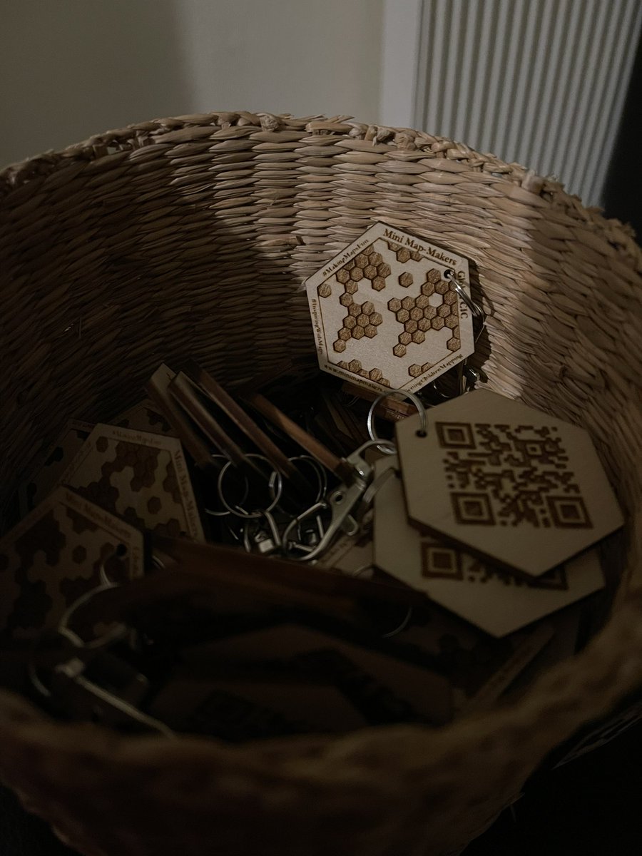 MiniMapMakers's tweet image. Stand 56 #GAConf24 4-6 April #geographyteacher #GettingChildrenMapping #letstalkmaps #inspiringwithmaps #makingmapsfun 
Raffle and Map themed cards in aid of @mndassoc - Atlases offer launching @lonelyplanet 1/2 price map puzzles .. minimapmakers.com