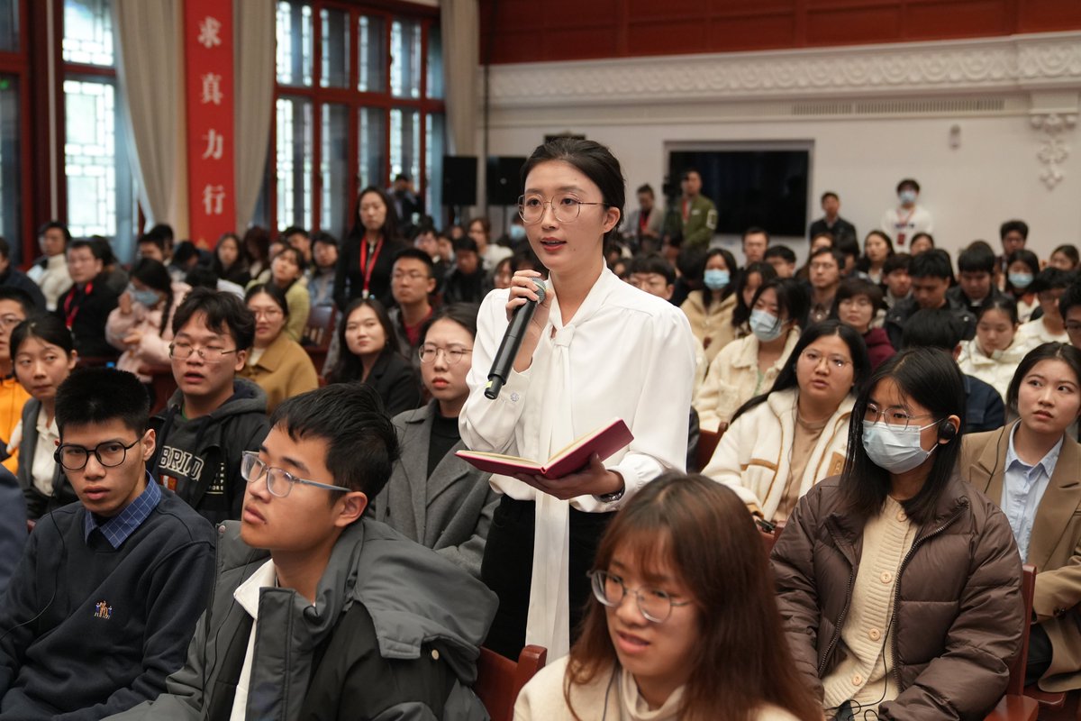 NLinChina's tweet photo. This morning, @MinPres did a Q&amp;A with +400 @PKU1898 students asking him about student mobility, AI and sustainability and the future of Sino-Dutch relations.
@MinPres then met with @BFSU_official students studying Dutch and Dutch students studying in Beijing. @MinOCW https://t.co/0VnRaFu82b