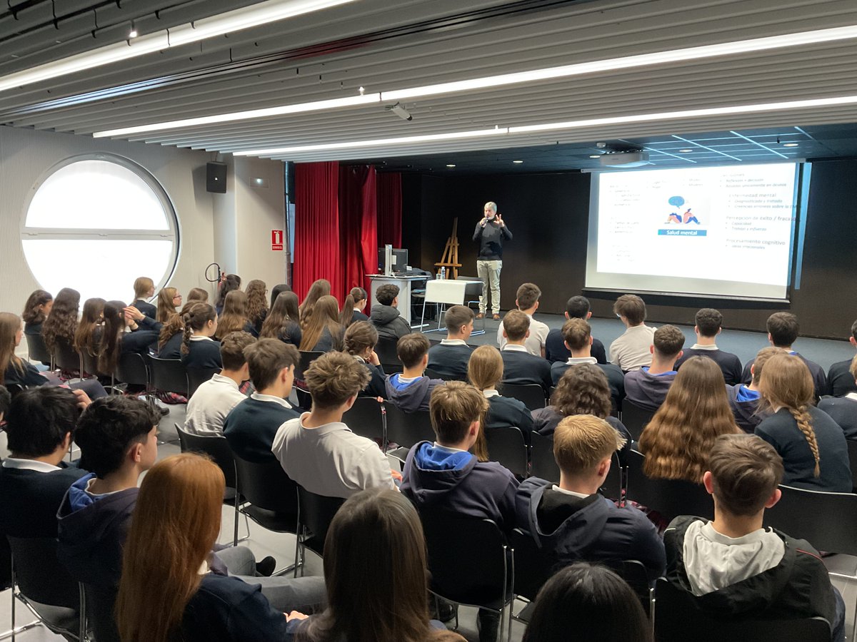 Alfonso Echávarri, psicólogo y director del #teléfonodelaesperanza impartió una charla a nuestro alumnado de 1 #bachillerato sobre #resiliencia, salud mental, recursos personales y #autocuidado.
#colegiosancernin #educaciónparalasalud