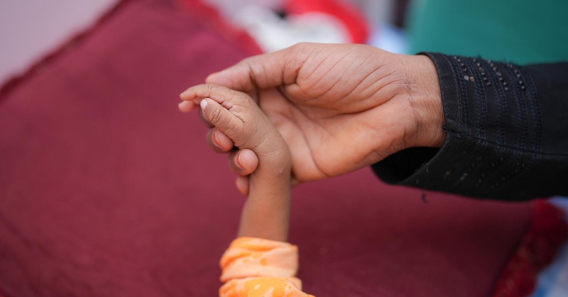 unicefisland's tweet photo. Níu ár eru nú síðan blóðug borgarastyrjöld hófst í Jemen sem enn sér ekki fyrir endann á. UNICEF áætlar að helmingur íbúa, eða 18,2 milljónir einstaklinga og þar af nær 10 milljónir barna, þurfi á mannúðaraðstoð að halda. 💙