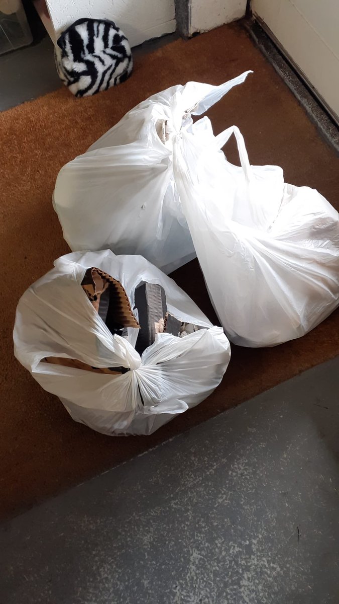 Lieve inwoners rondom onze winkel.. 
de blauwe kledingcontainer naast onze winkel is voor mooie schone kleding.
We treffen voor de vierde keer in vier dagen huisvuil aan. 
Dat vinden wij heel vervelend.
<a href="/gem_Ridderkerk/">Gemeente Ridderkerk</a> kunt u ons helpen? #Ridderkerk