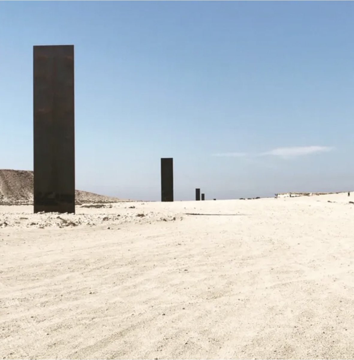 So long, Richard Serra, e grazie per tutto. Stamattina mi sono svegliato con la notizia della sua morte, 85 anni, arco perfetto della parabola da provocatore a istituzione, lo scultore più importante del mondo. Serra era come Philip Roth, un essere umano faticoso, più grande…