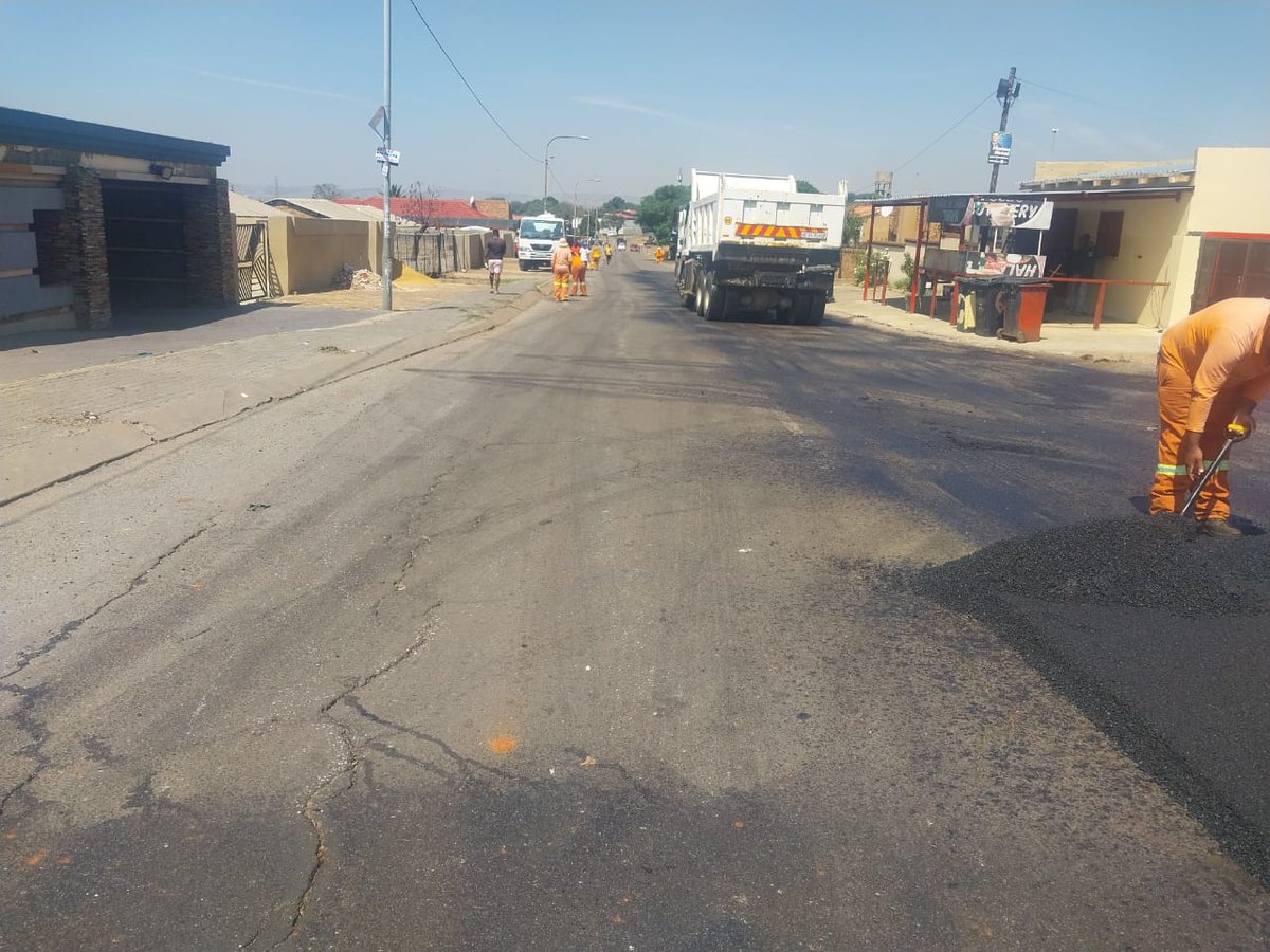 MyJRA's tweet photo. @CRUM_CoJ @CityofJoburgZA @_ArriveAlive @CoJTransport @GPDRT_ @MMCKennyKunene @Bertha23206554 @CoJ_RegionE #JoburgServices #JRAInAction [In pictures] Work done on Sibasa Street from Chris Hani Road to Tshabuse Street in Chiawelo, Region D. @Coj_RegionD https://t.co/eLraGvq7IG
