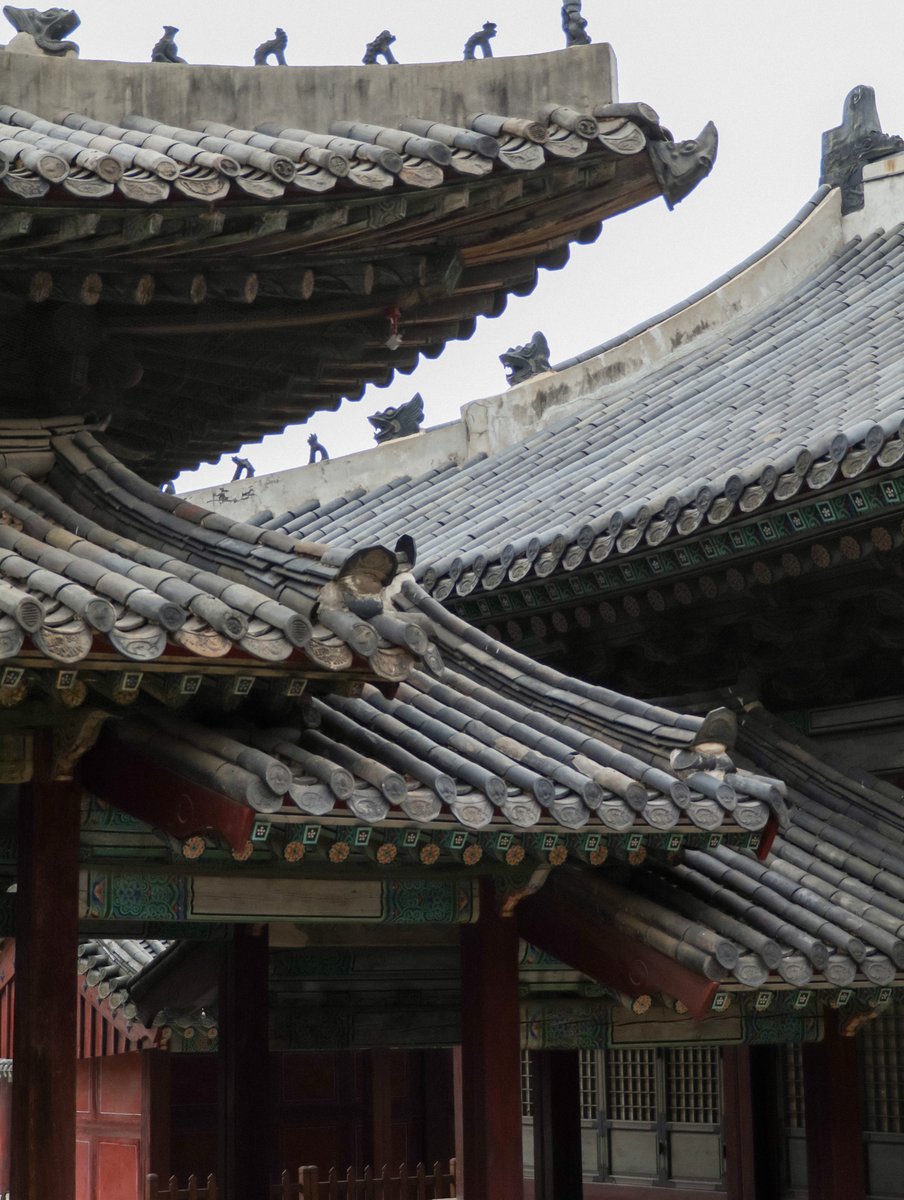 요 며칠 <해와 바람>이라는 이솝우화처럼,
맑은 날과 흐린 날이 경쟁을 하듯 찾아옵니다.

덕분에 나그네처럼 비가 오는 날에는 외투를 껴입고, 햇빛이 드는 날이면 외투를 벗게 되는데요.

변덕스러운 날씨 속에서
비 오는 날의 차가운 매력을 가진 창경궁을 보여드립니다. ©APC