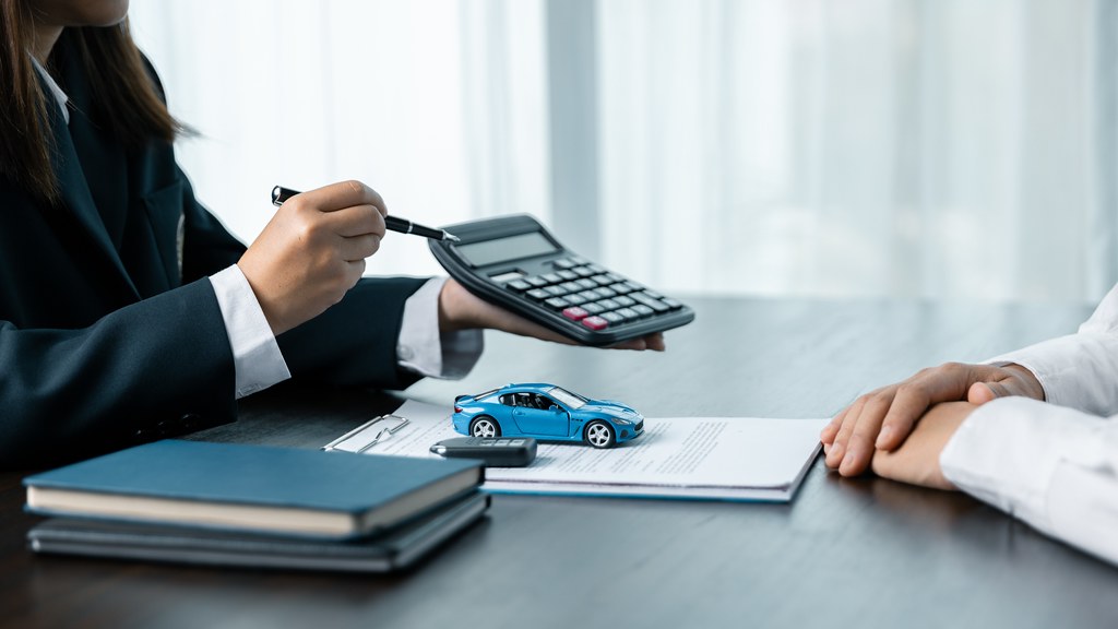 A new study on car lenders shows AI could mitigate bias and open lending to marginalised customers. 'AI models can pinpoint price sensitivity better than people can,' said Dr Christopher Amaral (@BathSofM). Read more below. ⬇️ bath.ac.uk/announcements/…