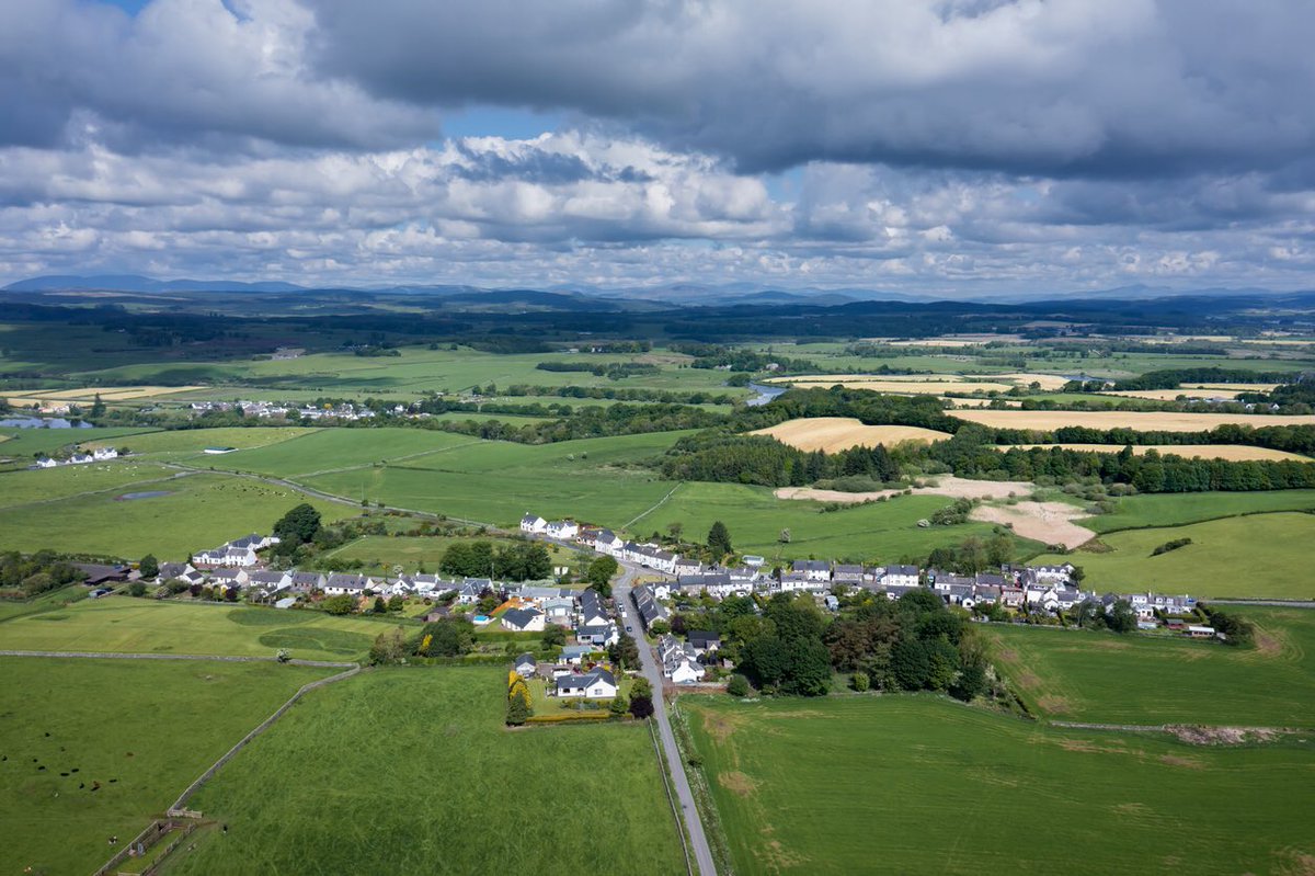 People living in rural communities in Scotland are less likely to experience loneliness and poor wellbeing than those living in urban areas. New research by @UofGlasgow published today in the @SpringerNature Journal of Public Health. Read more ➡️ gla.ac/3TrTyCI