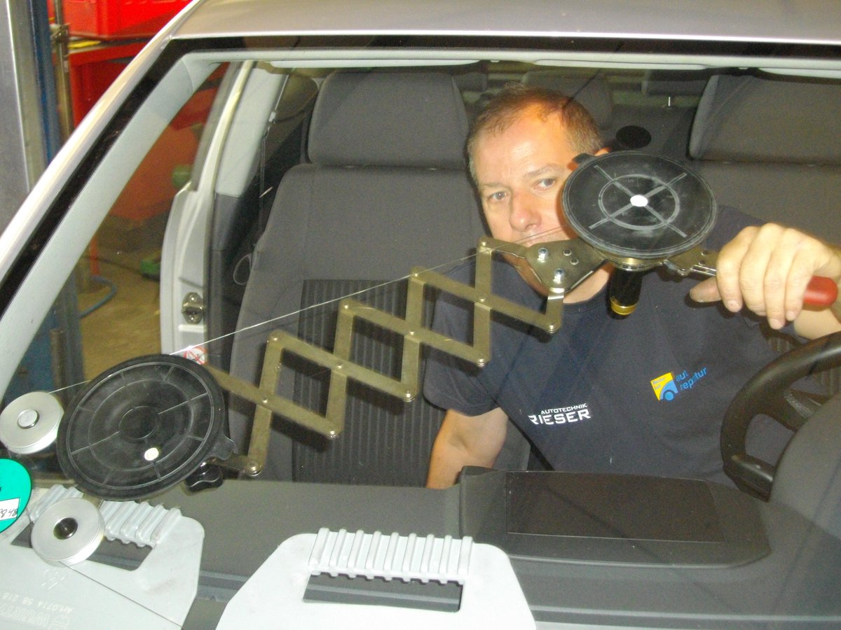 AutotechnikR's tweet photo. Hey Leute! 😄🚗 Ich bin echt baff, wie das Freilegen einer Frontscheibe fast wie eine Szene aus einem Hollywood-Stunt wirkt. So viel Geschick und Präzision – unglaublich beeindruckend! 🌟 Ist Autoreparatur nicht irgendwie eine Kunstform? Was denkt ihr? #Autoleben #AutoFanatics https://t.co/ykFTbCI33w
