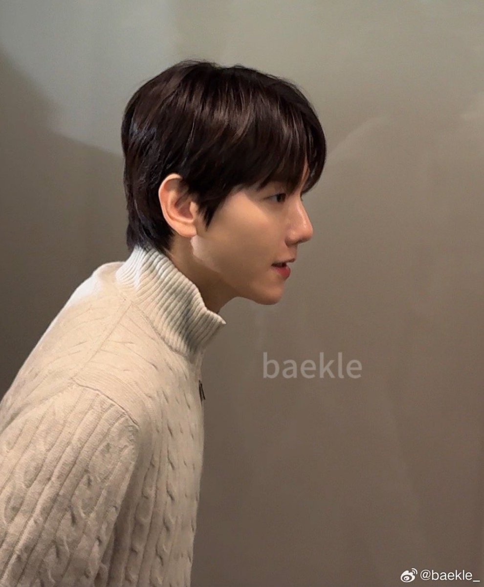 엥...엥.......나 지금....숨이 안숴......
백현오빠..소리 절로나옴....아 너무 잘생겻어..