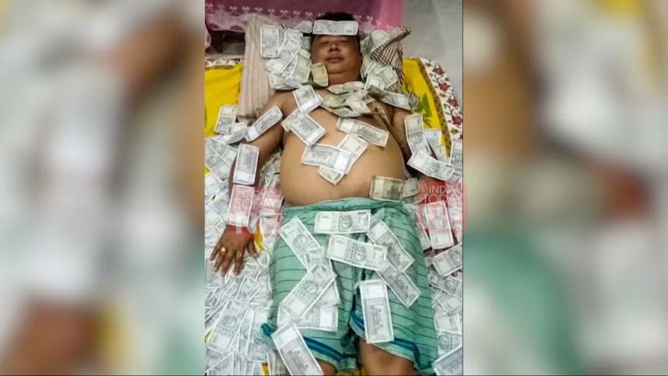 anvarkhan63's tweet image. This pic is viral ...🚨

His name is Benjamin Basumtari and he is a leader of #BJP Co Party #UPPL  from Assam ...

Imagine the level of corruption is going on BJP rulling state Assam..

#MunawarFaraqui #RohitSharma𓃵 #StockMarketindia