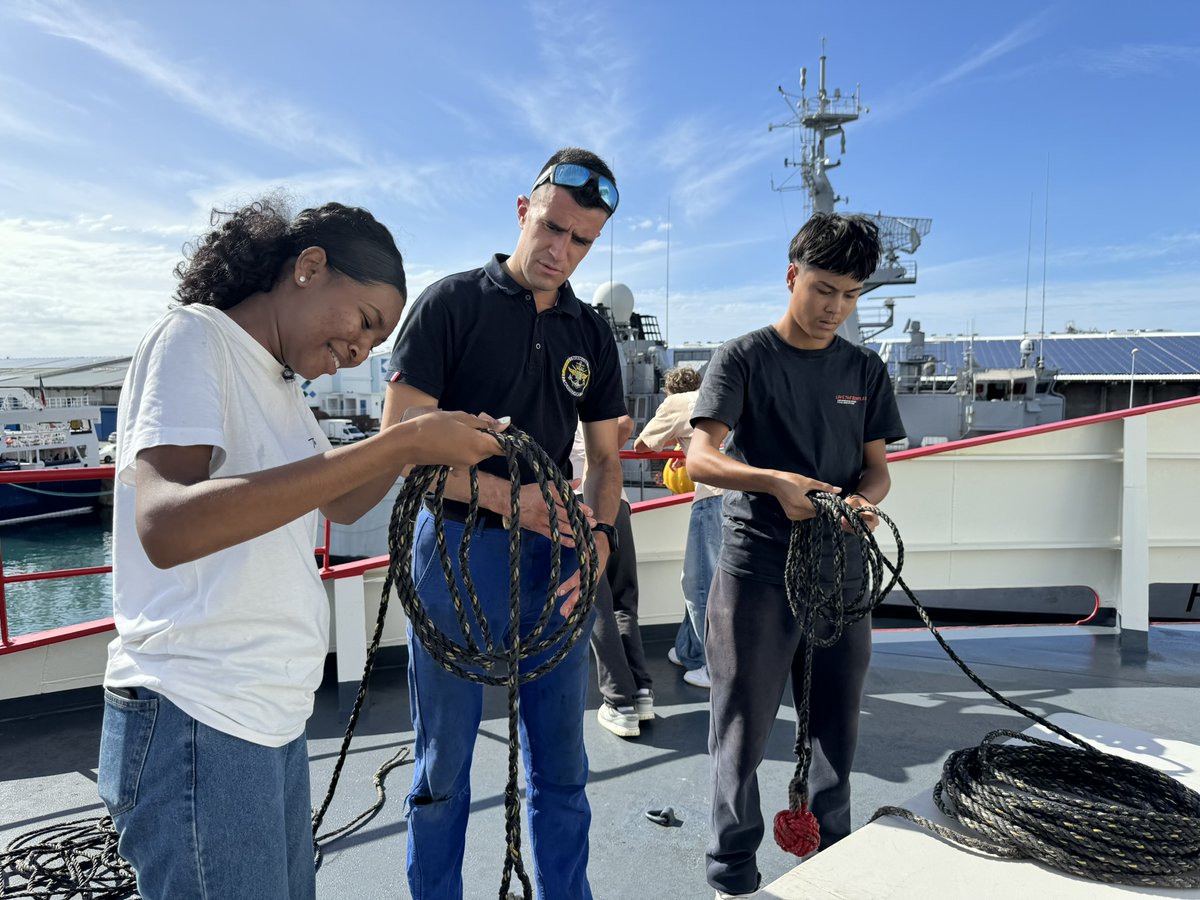 Hier, c'était visite du patrouilleur polaire L'Astrolabe et de la frégate de surveillance Nivôse pour l'une de nos classes TAAF du Lycée Évariste de Parny 🚢! @MarineNationale @FAZSOI_Officiel @_IPEV