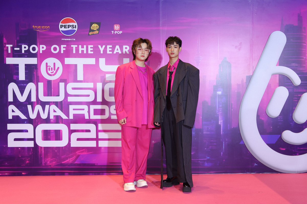 weare2flow's tweet image. ศิลปินค่าย 2Flow Entertainment ร่วมงานประกาศรางวัลศิลปิน PEPSI PRESENTS TOTY MUSIC AWARDS 2023 🏆 (ซัน , ริวจิ) จากวง @haveaniceday_th และ (กันต์,มาร์ค,โมโม่,เต๊ะ) จากวง @Fessta_official 

#PepsiPresentsTotyMusicAwards 
#HAVEANICEDAY_BAND 
#FESSTA #2flowentertainment
#TPOP