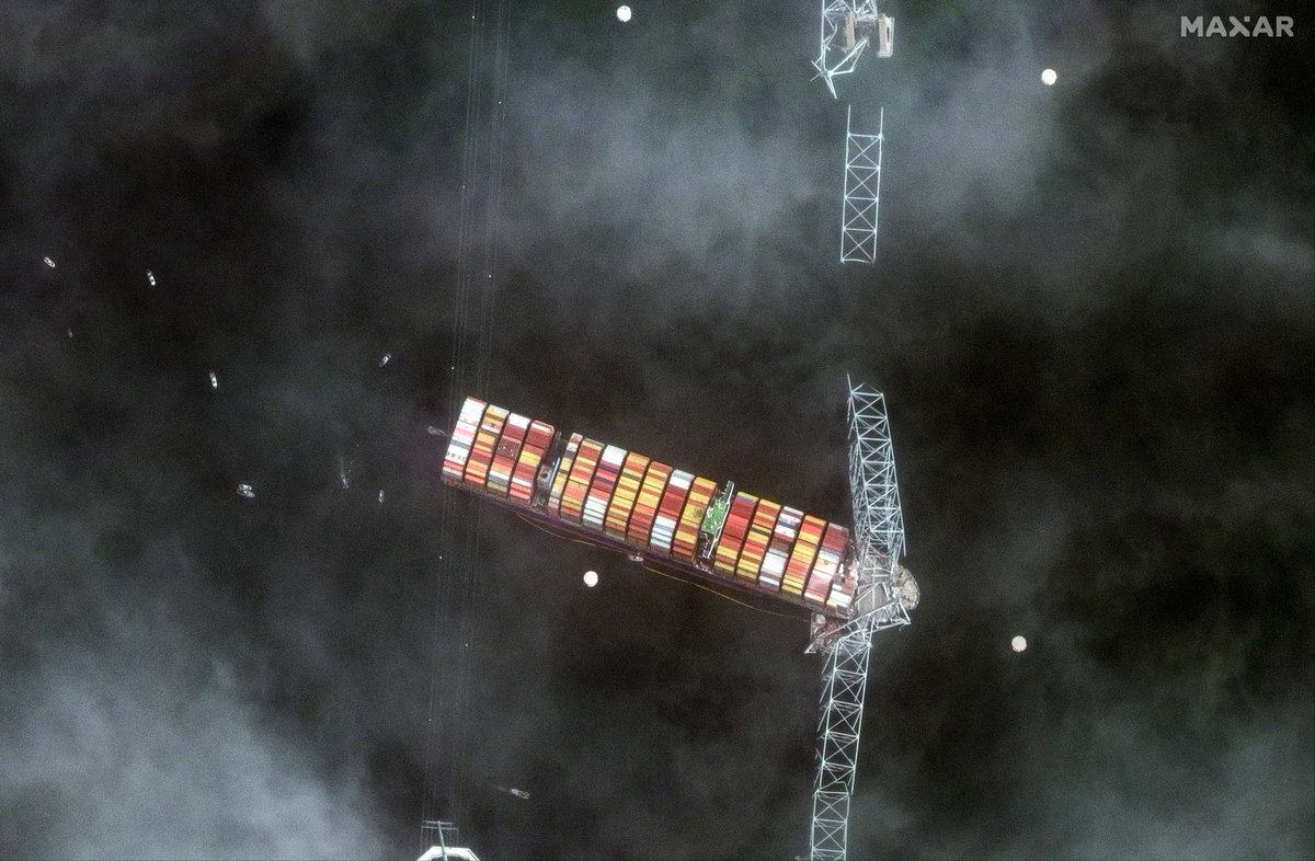 MT @aa_aeroespacial
Imagen satélite de la empresa Maxar. Pese a las nubes, se aprecia el colapso del puente Francis Scott Key en la ciudad de Baltimore tras el impacto de un buque portacontenedores Dali
