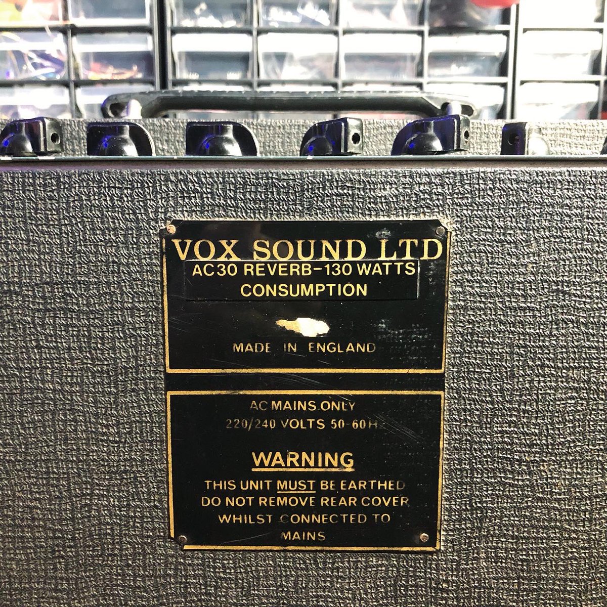 A 1979 #Vox #AC30 from the #RoseMorris era in for strange noise on the output. This 45 year old legend has some of the most beautiful #amplifier construction I’ve seen here. Found a dead #vacuumtube and some other suspect parts. Thanks to The Hooks for leaving it in 📻